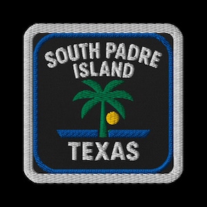 Può includere: Toppa ricamata con le parole "SOUTH PADRE ISLAND TEXAS", una palma verde e un sole giallo. La toppa ha uno sfondo nero, un bordo blu e cuciture bianche.