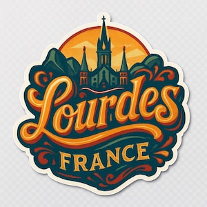 Może przedstawiać: Naklejka z napisem "Lourdes" w pomarańczowym skrypcie i "France" poniżej. Projekt zawiera sylwetkę kościoła, góry i dekoracyjne wiry, wszystko na tle zachodu słońca. Pamiątka z podróży.