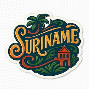Op de afbeelding: Een sticker met het woord "SURINAME" in oranje, gestileerde letters. Het ontwerp omvat een palmboom, een klein oranje gebouw en decoratieve groene en oranje krullen, alles tegen een donkerblauwe achtergrond met een witte rand.