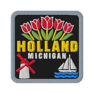 Peut inclure: Un écusson brodé carré avec un fond noir et une bordure grise. Il présente cinq tulipes rouges avec des feuilles vertes, le texte jaune HOLLAND, le texte blanc MICHIGAN, un moulin à vent blanc aux pales rouges et un voilier blanc sur des vagues bleues.
