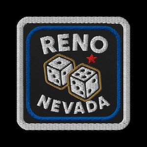 Könnte beinhalten: Gestickter Aufnäher mit den Worten "RENO NEVADA", zwei Würfeln und einem roten Stern. Das Design hat einen schwarzen Hintergrund mit blauem Rand und weißem Nahtrand, für Kleidung.