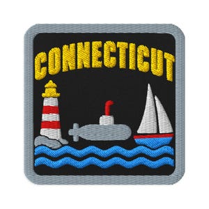 Peut inclure: Un écusson brodé carré avec un fond noir et une bordure grise. Le texte CONNECTICUT est brodé en jaune en haut. En dessous, un phare rouge et blanc, un sous-marin gris et un voilier blanc flottent au-dessus d'une mer aux vagues bleues.