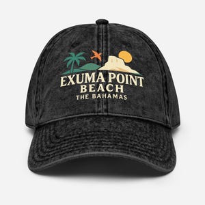Könnte beinhalten: Schwarz verwaschene Baseballkappe mit dem Text "Exuma Point Beach The Bahamas" in Weiß. Die Kappe hat einen gebogenen Schirm und eine Grafik einer Palme, Sonne und Insel.