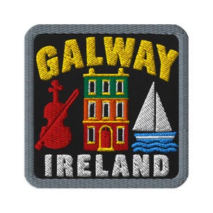 Könnte beinhalten: Ein quadratischer Stickaufnäher mit schwarzem Hintergrund und grauem Rand. Er zeigt den gelben Schriftzug GALWAY über einer roten Geige, einem dreistöckigen Gebäude mit grünen, orangen und roten Ebenen sowie einem weißen Segelboot. Unten steht IRELAND in Weiß.