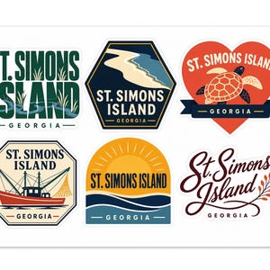 Może przedstawiać: Arkusz naklejek z sześcioma wzorami związanymi z St. Simons Island w Georgii. Grafiki przedstawiają krajobraz bagienny, linię brzegową, żółwia morskiego w sercu, krewetkowiec, zachód słońca oraz stylizowany napis.
