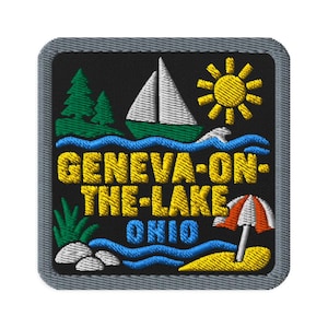 Puede incluir: Un parche bordado cuadrado con borde gris sobre fondo negro. Presenta un velero verde, un sol amarillo, pinos verdes, olas azules, una sombrilla de playa roja y blanca, arena amarilla y rocas blancas. El texto dice GENEVA-ON-THE-LAKE OHIO.