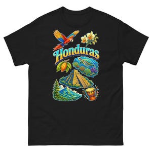 Peut inclure: Un t-shirt noir avec une impression graphique colorée portant le texte Honduras. Le motif comprend un ara rouge, des orchidées blanches, une tortue de mer, une cabosse de cacao, une pyramide maya, un paysage montagneux et un tambour.