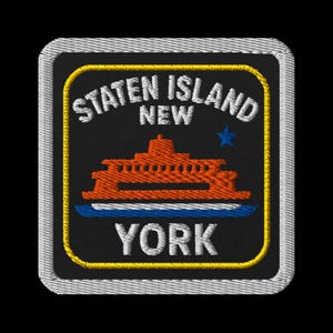 Op de afbeelding: Geborduurde patch met een oranje en blauwe veerboot, met de tekst "STATEN ISLAND NEW YORK" in het wit. De patch heeft een zwarte achtergrond, een gele rand en een witte gestikte rand.