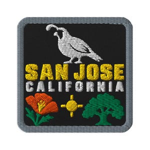 Puede incluir: Un parche bordado cuadrado con borde gris sobre fondo negro. Presenta una codorniz de California blanca, el texto amarillo SAN JOSE, el texto blanco CALIFORNIA, una amapola naranja, un símbolo de sol amarillo y un icono de roble verde.