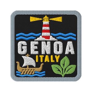 Puede incluir: Un parche bordado cuadrado con fondo negro que presenta un faro rojo y blanco con haces amarillos, olas azules, un barco de vela color canela, un diseño de hojas verdes y el texto blanco y amarillo GENOA ITALY con un borde gris.