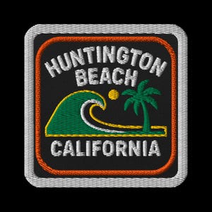 Op de afbeelding: Geborduurde patch met de tekst "HUNTINGTON BEACH CALIFORNIA" in wit, boven een groene golf en palmboom. De patch heeft een zwarte achtergrond, een oranje rand en een witte gestikte rand.