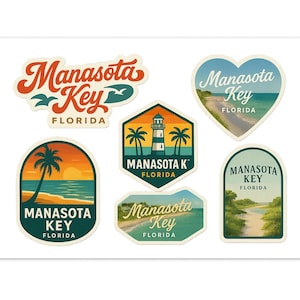 Puede incluir: Un conjunto de seis pegatinas con el texto "Manasota Key Florida". Los diseños incluyen escenas de playa, puestas de sol y un faro. Las pegatinas utilizan una paleta de colores naranja, turquesa y blanco.