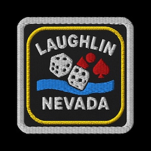Peut inclure: Écusson brodé avec le texte "LAUGHLIN NEVADA" en blanc, représentant des dés, un pique rouge et de l'eau bleue. L'écusson a un fond noir, une bordure jaune et un bord cousu blanc.