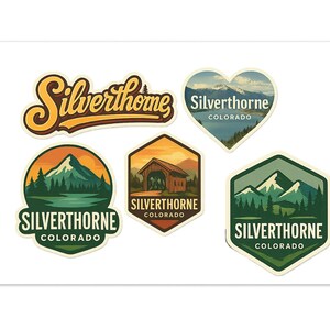 Pode incluir: Um conjunto de cinco autocolantes com o nome "Silverthorne" e "Colorado". Os designs apresentam paisagens de montanhas e lagos, uma ponte coberta e o nome da cidade em várias fontes e formas, incluindo um coração e um hexágono.