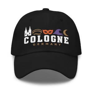 Könnte beinhalten: Eine schwarze Baseballkappe mit einem weißen Grafikdesign und dem Schriftzug COLOGNE GERMANY. Über dem Text befinden sich Symbole einer Kathedrale, einer Brücke, einer orangefarbenen Maske, einer violetten Welle und eines zunehmenden Mondes.