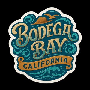 Könnte beinhalten: Ein Aufkleber mit einem Design mit den Worten "Bodega Bay California" in goldener Schrift. Das Design umfasst türkisfarbene Wellen, einen braunen Berg und einen fliegenden Vogel auf dunkelblauem Hintergrund.