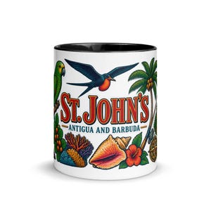 Può includere: Una tazza in ceramica bianca con bordo nero caratterizzata da una grafica colorata con un pappagallo verde, un uccello in volo, una palma, una conchiglia e un fiore di ibisco. Il testo recita ST. JOHN'S ANTIGUA AND BARBUDA in rosso e blu.