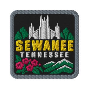 Könnte beinhalten: Ein quadratischer Stickaufnäher mit grauem Rand auf schwarzem Hintergrund. Er zeigt ein weißes Gebäude, grüne Bäume, den gelben Schriftzug SEWANEE, den weißen Schriftzug TENNESSEE, rosa Blumen mit grünen Blättern und grüne Berggipfel.