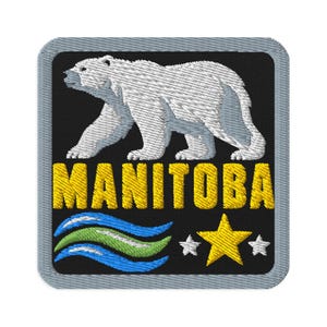 以下が含まれることがあります： 黒い背景の正方形の刺繍ワッペン。黄色い文字で「MANITOBA」と書かれており、その上を白いホッキョクグマが歩いている。文字の下には青と緑の波線3本、大きな黄色い星1つ、小さな白い星2つが配置されている。