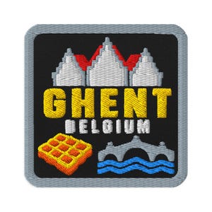 Può includere: Una toppa ricamata quadrata con sfondo nero e bordo grigio. Presenta edifici stilizzati bianchi e rossi, il testo giallo GHENT, testo bianco BELGIUM, un waffle giallo e arancione e un ponte grigio sopra onde d'acqua di colore blu.