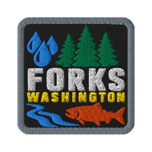 Könnte beinhalten: Ein quadratischer gestickter Aufnäher mit schwarzem Hintergrund und grauem Rand. Er zeigt drei blaue Regentropfen, drei grüne Tannen, den weißen Schriftzug FORKS, den gelben Schriftzug WASHINGTON, einen blauen Flusslauf und einen orangefarbenen Lachs.