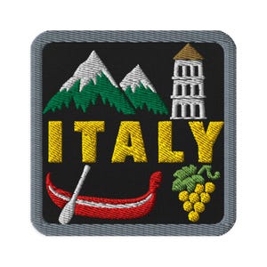 Puede incluir: Un parche bordado cuadrado con fondo negro y borde gris. Presenta montañas blancas y verdes, una torre blanca, el texto amarillo ITALY, una góndola roja con un remo blanco y un racimo de uvas amarillas con hojas de color verde.