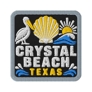 Può includere: Una toppa ricamata quadrata con bordo grigio su sfondo nero. Raffigura un pellicano bianco, una conchiglia gialla e bianca e un sole giallo che sorge sopra onde blu. Il testo recita CRYSTAL BEACH TEXAS in bianco e giallo.