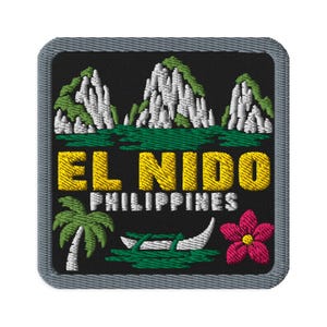 Puede incluir: Un parche bordado cuadrado con fondo negro que muestra acantilados de piedra caliza blanca, agua verde y el texto amarillo que dice EL NIDO. Debajo, el texto blanco dice PHILIPPINES, junto a una palmera verde, un barco blanco y una flor rosa.