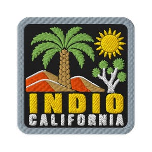 Peut inclure: Un écusson brodé carré avec un fond noir et une bordure grise. Il représente un palmier vert, un soleil jaune, des dunes de sable orange et un arbre blanc. Le texte INDIO est en jaune et CALIFORNIA est en blanc en bas.
