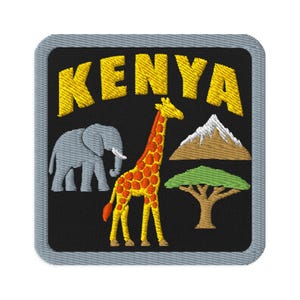 Może przedstawiać: Kwadratowa haftowana naszywka z czarnym tłem i szarą obwódką. Napis KENYA jest wyhaftowany na górze żółtą nicią. Poniżej znajduje się szary słoń, żółto-pomarańczowa żyrafa, brązowa góra z białym szczytem oraz zielone drzewo.
