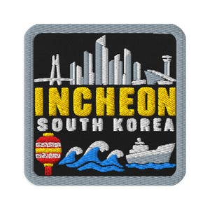 Può includere: Una toppa ricamata quadrata con bordo grigio su sfondo nero. Presenta lo skyline di una città in bianco, il testo giallo INCHEON, il testo bianco SOUTH KOREA, una lanterna rossa e gialla, onde blu e una nave bianca sull'acqua.