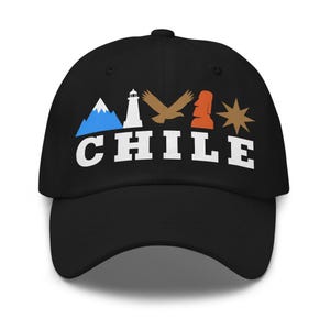 Può includere: Un cappellino da baseball nero con la parola CHILE in lettere maiuscole bianche. Sopra il testo ci sono cinque icone: una montagna blu e bianca, un faro bianco, un'aquila marrone, una statua Moai arancione e una stella marrone a otto punte.