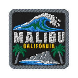 Puede incluir: Un parche bordado cuadrado con fondo negro y borde gris. Presenta una ola azul y blanca, el texto blanco MALIBU, el texto amarillo CALIFORNIA, dos palmeras verdes y una costa rocosa gris en la parte inferior.