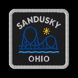 Broderad lapp i Sandusky, Ohio - Cedar Point berg-och-dalbana design souvenir reselapp fyrkantig svart