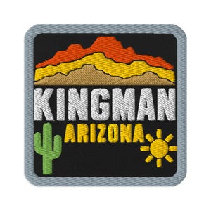 Puede incluir: Un parche bordado cuadrado con fondo negro que presenta una cordillera en capas de color naranja, amarillo y tostado en la parte superior. El texto KINGMAN es blanco, ARIZONA es amarillo, con un cactus verde y un sol amarillo abajo.