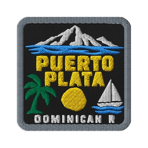 Può includere: Una toppa ricamata quadrata con sfondo nero e bordo grigio. Presenta una catena montuosa bianca sopra onde blu, il testo giallo PUERTO PLATA, una palma verde, un sole giallo, una barca a vela bianca e il testo bianco DOMINICAN R.