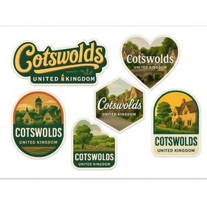 Może przedstawiać: Zestaw sześciu naklejek Cotswolds United Kingdom w różnych kształtach. Naklejki przedstawiają ilustracje budynków i krajobrazów z tekstem "Cotswolds United Kingdom" w różnych czcionkach i kolorach, w tym zielonym, żółtym i brązowym.