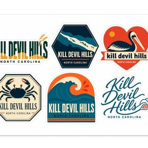 Könnte beinhalten: Ein Set aus sechs Aufklebern mit Motiven von Kill Devil Hills, North Carolina. Die Aufkleber zeigen Illustrationen einer Krabbe, eines Pelikans in einem Herz, einer Welle sowie textbasierte Logos in Blau-, Orange- und Cremetönen auf Weiß.