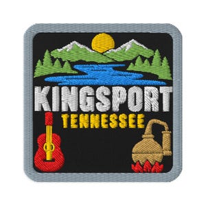 Könnte beinhalten: Ein quadratischer Stickaufnäher mit schwarzem Hintergrund, der eine gelbe Sonne, grüne Berge und einen blauen Fluss zeigt. Der Text KINGSPORT TENNESSEE ist in Weiß und Gelb gestickt. Unten befinden sich eine rote Gitarre und eine beige Destille.