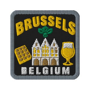 Pode incluir: Um emblema bordado quadrado com fundo preto e borda cinza. Apresenta o texto amarelo BRUSSELS acima de um edifício branco, um waffle amarelo e um copo de cerveja amarelo. Um ícone de folha verde fica acima do edifício, com o texto branco BELGIUM abaixo.