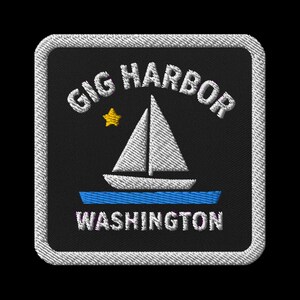 Könnte beinhalten: Gestickter Aufnäher mit einem Segelboot auf blauem Wasser, mit dem Text "GIG HARBOR WASHINGTON" in Weiß. Ein gelber Stern befindet sich über dem Segelboot. Der Aufnäher hat einen schwarzen Hintergrund und einen weißen Rand.