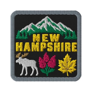 Puede incluir: Un parche bordado cuadrado con fondo negro y borde gris. Presenta una cordillera blanca y verde sobre el texto amarillo NEW HAMPSHIRE. Debajo del texto hay un alce blanco, un grupo de flores rosas y una hoja de arce de color amarillo.