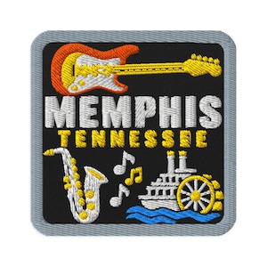 Peut inclure: Un écusson brodé carré avec un fond noir et une bordure grise. Il présente une guitare électrique orange et blanche, le texte blanc MEMPHIS, le texte jaune TENNESSEE, un saxophone blanc, des notes de musique et un bateau à aubes blanc.
