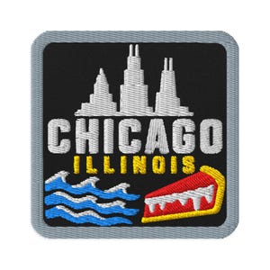 Może przedstawiać: Kwadratowa haftowana naszywka z szarą obwódką na czarnym tle. Przedstawia białą sylwetkę panoramy miasta nad białym napisem CHICAGO i żółtym napisem ILLINOIS. Poniżej znajdują się niebieskie fale i czerwony kawałek pizzy z żółtą skórką.