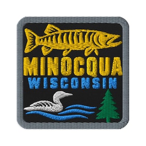 Könnte beinhalten: Ein quadratischer gestickter Aufnäher mit grauem Rand auf schwarzem Hintergrund. Er zeigt einen gelben Fisch, den gelben Schriftzug MINOCQUA, den blauen Schriftzug WISCONSIN, einen weißen Eistaucher auf blauen Wellen und eine grüne Tanne.