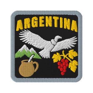 Può includere: Una toppa ricamata quadrata con bordo grigio su sfondo nero. Presenta il testo giallo ARGENTINA in alto, un condor bianco in volo, montagne verdi, un contenitore per mate marrone con bombilla e un grappolo d'uva rossa.