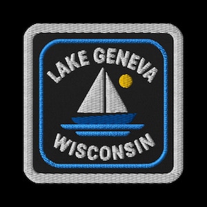 Könnte beinhalten: Gestickter Aufnäher mit dem Schriftzug "Lake Geneva Wisconsin" in Weiß, über einem Segelboot und einer gelben Sonne. Das Design hat einen schwarzen Hintergrund mit blauem Rand und grauem Nahtrand.