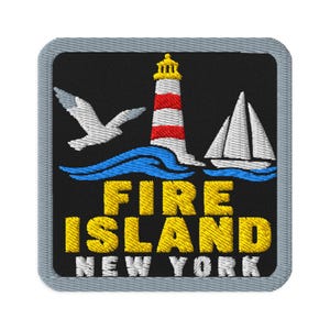 Puede incluir: Un parche bordado cuadrado con fondo negro y borde gris. Presenta un faro rojo y blanco, un velero blanco, una gaviota blanca y olas azules. El texto dice FIRE ISLAND en amarillo y NEW YORK en blanco.