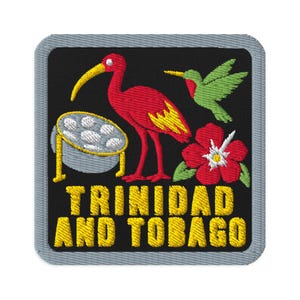 Op de afbeelding: Een vierkante geborduurde patch met een grijze rand op een zwarte achtergrond. Het toont een rode ibis, een groene kolibrie, een zilveren steelpan en een rode hibiscusbloem. De gele tekst onderaan luidt TRINIDAD AND TOBAGO.