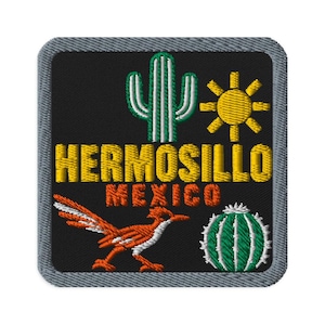 Könnte beinhalten: Ein quadratischer gestickter Aufnäher mit schwarzem Hintergrund und grauem Rand. Er zeigt einen grünen Saguaro-Kaktus, eine gelbe Sonne, einen runden grünen Kaktus und einen orangefarbenen Roadrunner. Der Text HERMOSILLO ist gelb und MEXICO orange.